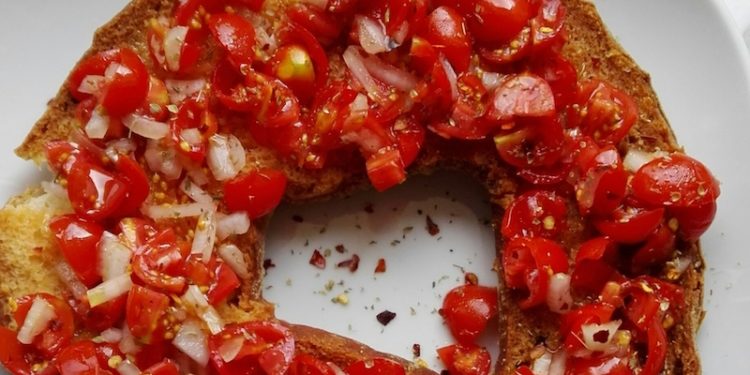 Le frise col pomodoro: il sapore genuino della Puglia