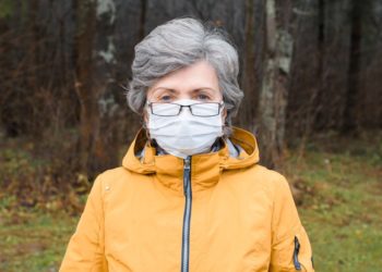 Mascherina e occhiali appannati: i trucchi per una sana convivenza