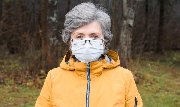 Mascherina e occhiali appannati: i trucchi per una sana convivenza