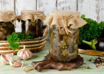 Uno degli antipasti pugliesi più amati: le melanzane marinate