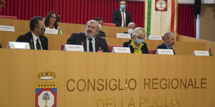 A BARI LA CONFERENZA DEI PRESIDENTI DELLE ASSEMBLEE LEGISLATIVE D’ITALIA EMILIANO: “ESISTE TRA LE REGIONI FORTISSIMA SOLIDARIETÀ. FONDAMENTALE COINVOLGIMENTO DELLE REGIONI SU PNRR”.