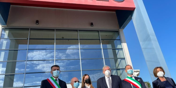 EMILIANO CON DRAGHI E DECARO IN VISITA ALLA MASMEC DI MODUGNO