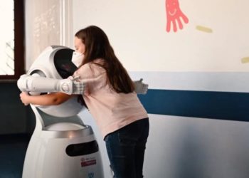 Taranto, un robot in ospedale per accogliere e far giocare piccoli pazienti