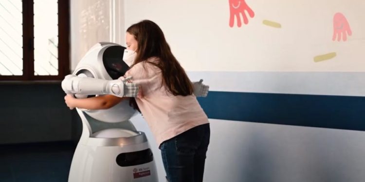 Taranto, un robot in ospedale per accogliere e far giocare piccoli pazienti