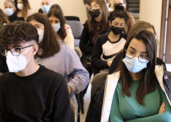 PRESENTATA A NARDÒ LA GUIDA “PUGLIA, IN VIAGGIO NELLA MEMORIA” OGGI SEMINARIO DI STUDI CON GLI STUDENTI E IL PRESIDENTE EMILIANO