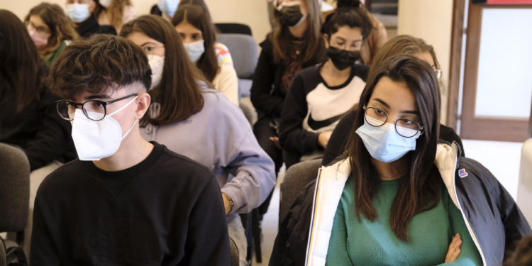 PRESENTATA A NARDÒ LA GUIDA “PUGLIA, IN VIAGGIO NELLA MEMORIA” OGGI SEMINARIO DI STUDI CON GLI STUDENTI E IL PRESIDENTE EMILIANO