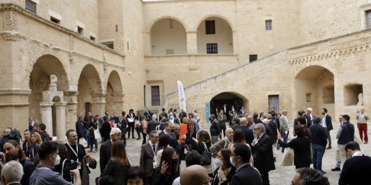 Emiliano e Leo presentano il percorso di Agenda per il Lavoro 2021-2027 della Regione Puglia Leo: “Un piano straordinario di politiche per il lavoro, sviluppato in rete e partendo dai luoghi”