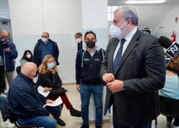 AL VIA IN PUGLIA LA CAMPAGNA DEI RICHIAMI VACCINALI PER IL PERSONALE SCOLASTICO – EMILIANO DALL’HUB DI CATINO: “GLI INSEGNANTI SONO UN MODELLO DA SEGUIRE”