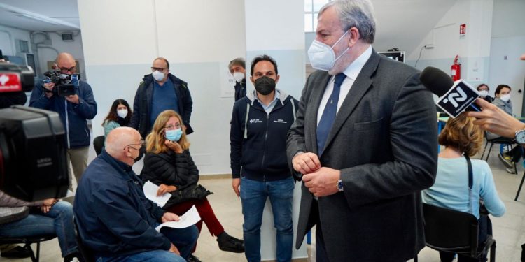 AL VIA IN PUGLIA LA CAMPAGNA DEI RICHIAMI VACCINALI PER IL PERSONALE SCOLASTICO – EMILIANO DALL’HUB DI CATINO: “GLI INSEGNANTI SONO UN MODELLO DA SEGUIRE”