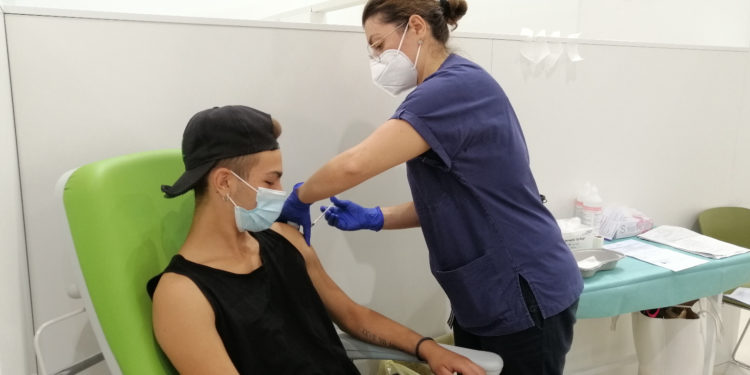 VACCINAZIONI ANTICOVID: DA DOMANI TERZA DOSE DOPO 5 MESI. TRIPLICATE LE PRENOTAZIONI NEGLI ULTIMI DUE GIORNI. OLTRE 7MILA PRIME DOSI NELL’ULTIMA SETTIMANA.