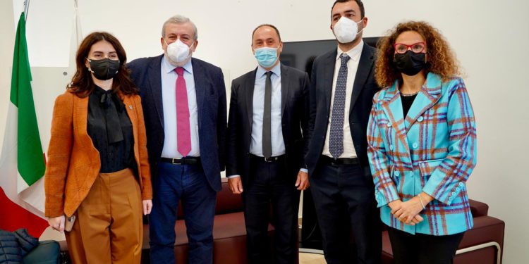 EMILIANO E DELLI NOCI RICEVONO IL MINISTRO DELLE INFRASTRUTTURE E L’AMBASCIATORE DEL KOSOVO: “RAFFORZARE I RAPPORTI DI COLLABORAZIONE TRA LA PUGLIA E IL PIÙ GIOVANE PAESE D’EUROPA”