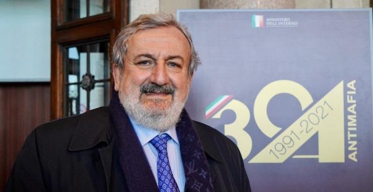 Emiliano alla mostra per i 30 anni della DIA: “Qui vedo scorrere la mia vita. La DIA nacque da un’intuizione di Falcone e ora l’Italia è riferimento nel mondo per il contrasto alle mafie”