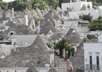 Di Bari alla conferenza stampa della mostra “Segni elementari” organizzata in occasione delle celebrazioni per i 25 anni di Alberobello Patrimonio Unesco
