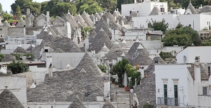 Di Bari alla conferenza stampa della mostra “Segni elementari” organizzata in occasione delle celebrazioni per i 25 anni di Alberobello Patrimonio Unesco