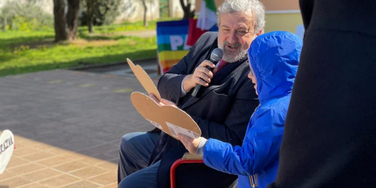 Emiliano partecipa al laboratorio di Costituzione con i bambini della scuola dell’infanzia “Lascito Ranieri” di Bari