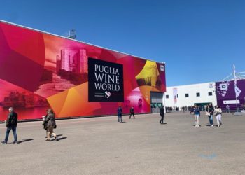 La seconda giornata del Vinitaly 2022, Emiliano e Pentassuglia: “Puglia regione da record per turismo e vino”