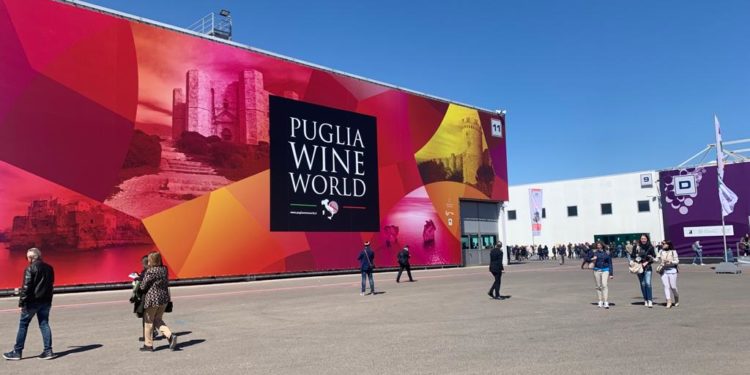 La seconda giornata del Vinitaly 2022, Emiliano e Pentassuglia: “Puglia regione da record per turismo e vino”