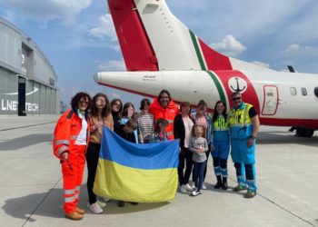 Ucraina, missione pugliese di salvataggio: arrivati a Bari 12 rifugiati, tra cui otto bambini
