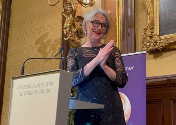Premiata a Vienna la professoressa Luisa Torsi: la cerimonia con la ministra dell’Ambiente d’Austria, il presidente della Regione Puglia e l’ambasciatore italiano