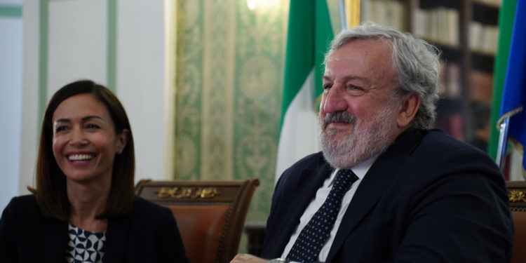 Emiliano alla firma del CIS Brindisi-Lecce insieme alla ministra Carfagna: “Somme importanti, la Puglia saprà correre”