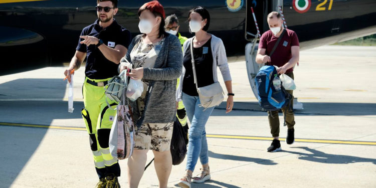 Accolti all’aeroporto di Bari e presi in cura dal servizio sanitario pugliese donna ucraina accompagnata e due militari feriti